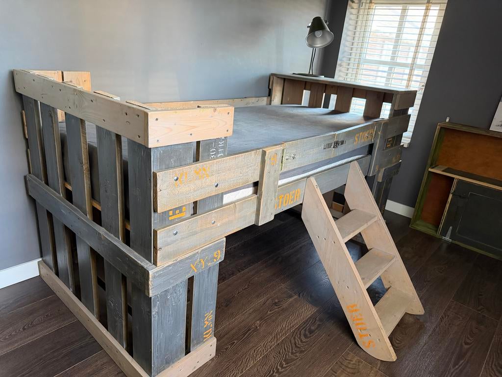 Stoer halfhoogslaper legerbed, Ophalen, Gebruikt, 90 cm, Eenpersoons