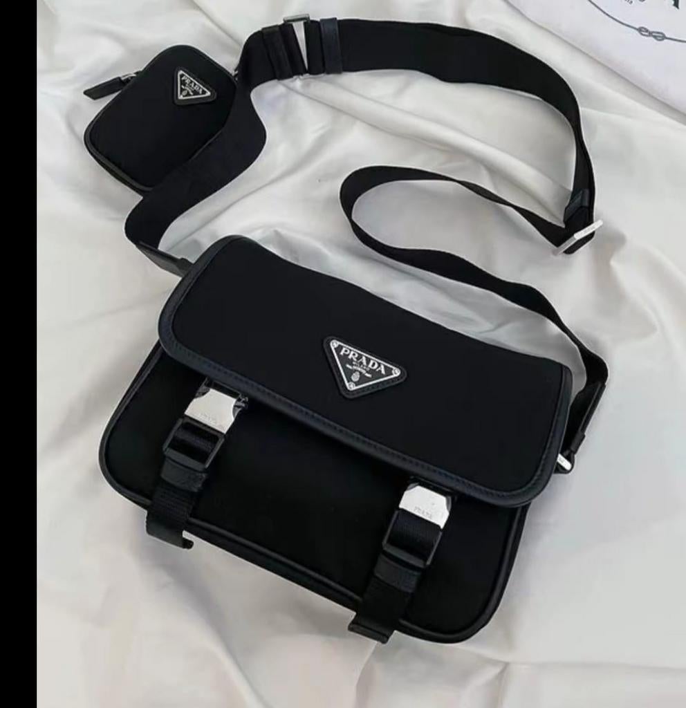 Prada Schoudertas met Pouch - Nieuwstaat, Sieraden, Tassen en Uiterlijk, Tassen | Rugtassen, Overige merken, Minder dan 30 cm