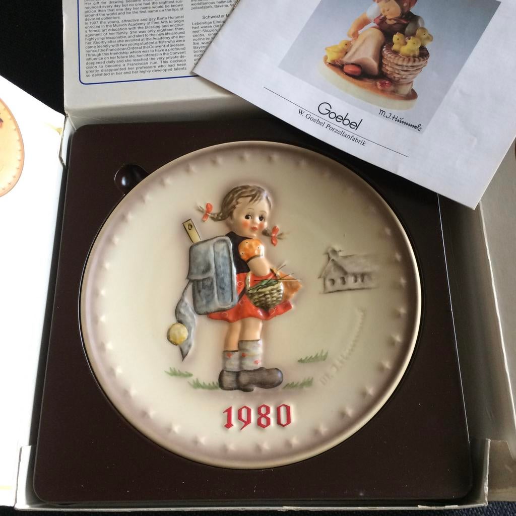 Nieuw Vintage Jaarbord 1980 Goebel M.J. Hummel “School Girl", Ophalen of Verzenden, Huis en Inrichting
