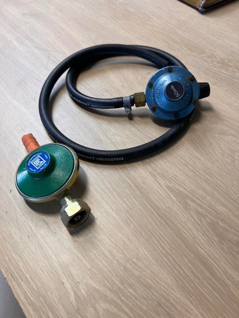 2x gasdrukregelaar + slang propaan/butaan 30/50mb, Caravans en Kamperen, Kampeeraccessoires, D, Ophalen of Verzenden, Zo goed als nieuw