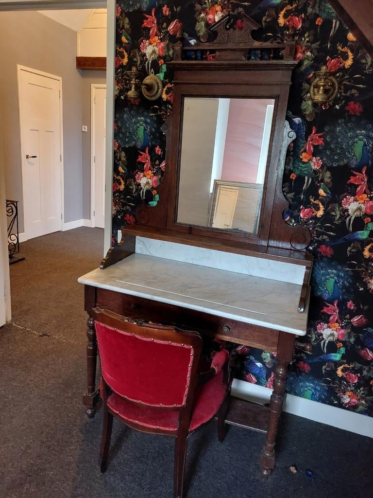 OudeToilettafel met marmeren blad en stoel en kandelaars, Huis en Inrichting, Tafels | Kaptafels, Ophalen, Gebruikt, 50 tot 100 cm