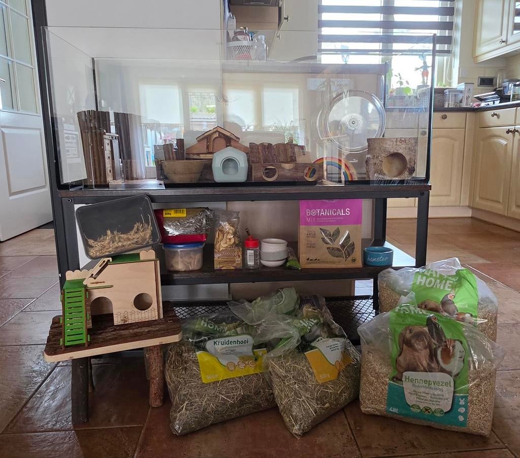 Glazen hamster kooi met kast. Afmeting kooi 1m bij 40×40cm, Ophalen