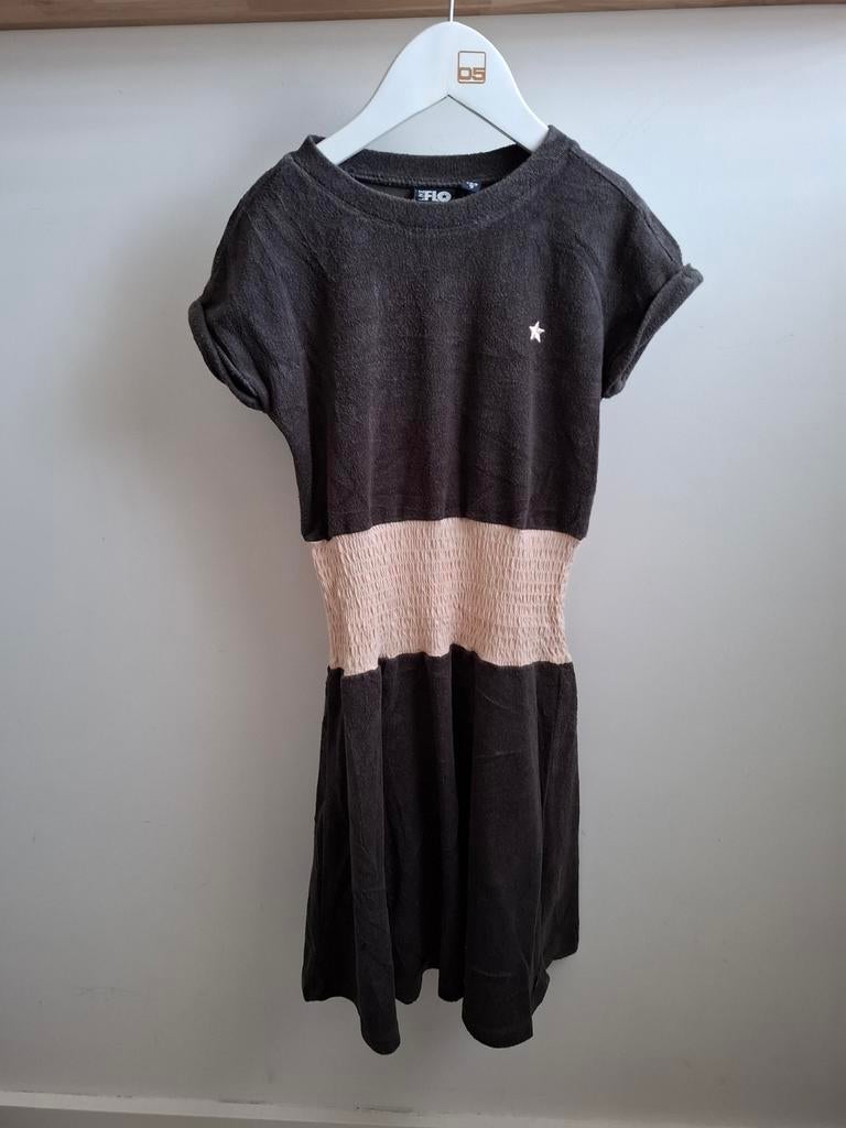 Mooi donkergrijs jurkje, jurk van Like Flo in maat 128, Gebruikt, Like Flo, Meisje, Ophalen of Verzenden