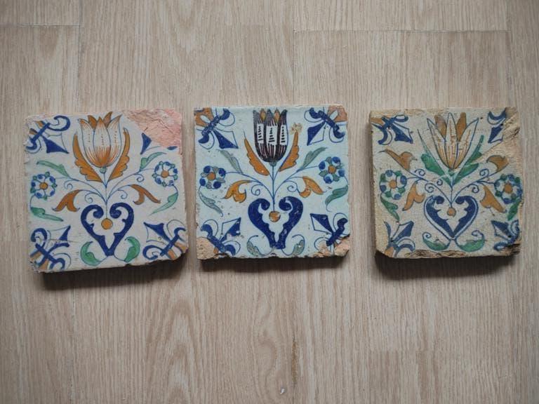 3 x 17e eeuwse polychrome TULP  tegel in vaas, Antiek en Kunst, Antiek | Wandborden en Tegels, Ophalen of Verzenden