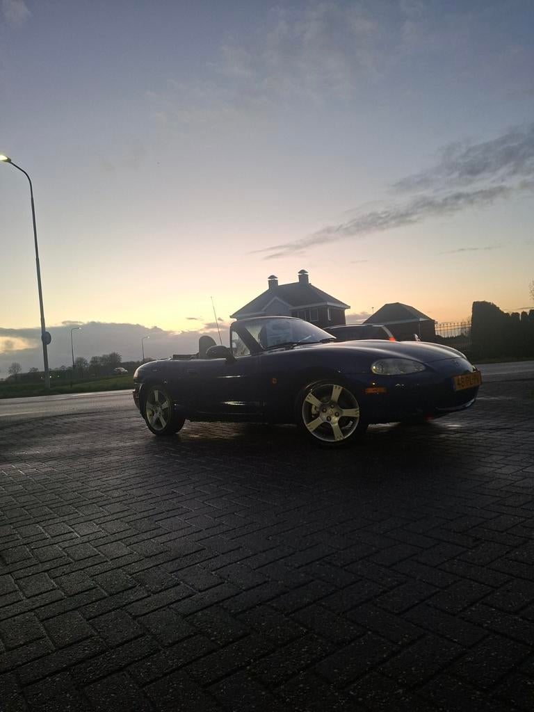 Mazda MX-5 1.6 I 2004 Blauw(origineel NL), 13 km/l, Achterwielaandrijving, 40 €/maand, Beige
