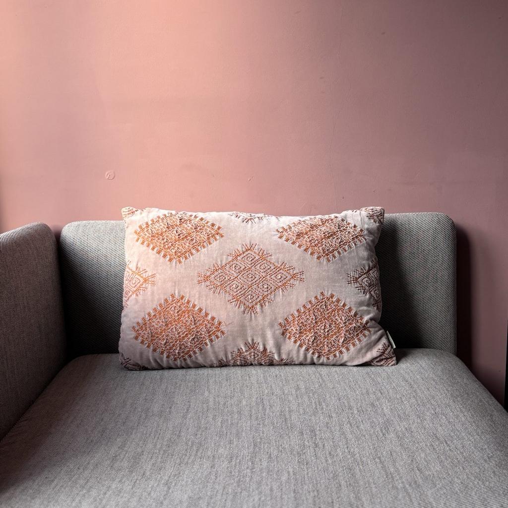 Sierkussen met gestikt patroon, Huis en Inrichting, Woonaccessoires | Kussens, Ophalen of Verzenden, Gebruikt, Roze, Rechthoekig