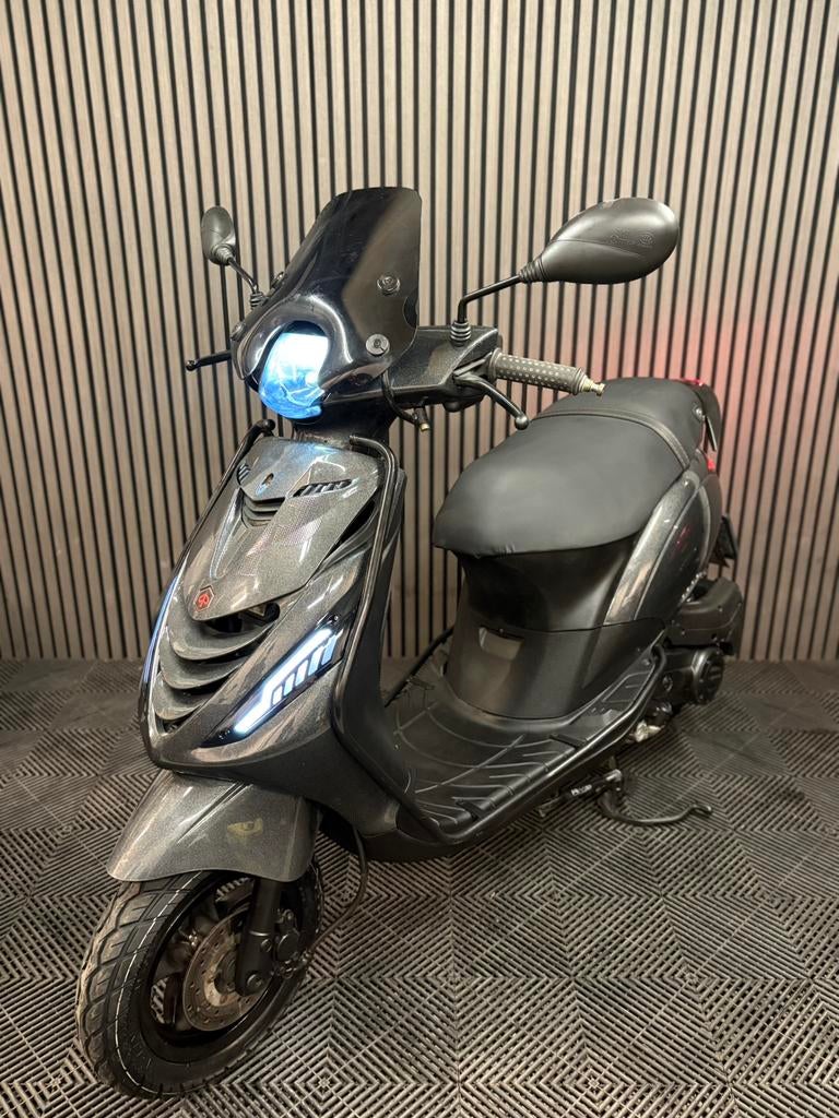 PIAGGIO ZIP 4T 3V BROM 2019 FULL OPTION PSYCHEDELIC BLACK, Fietsen en Brommers, Scooters | Piaggio, Maximaal 45 km/u, Zip, Ophalen of Verzenden
