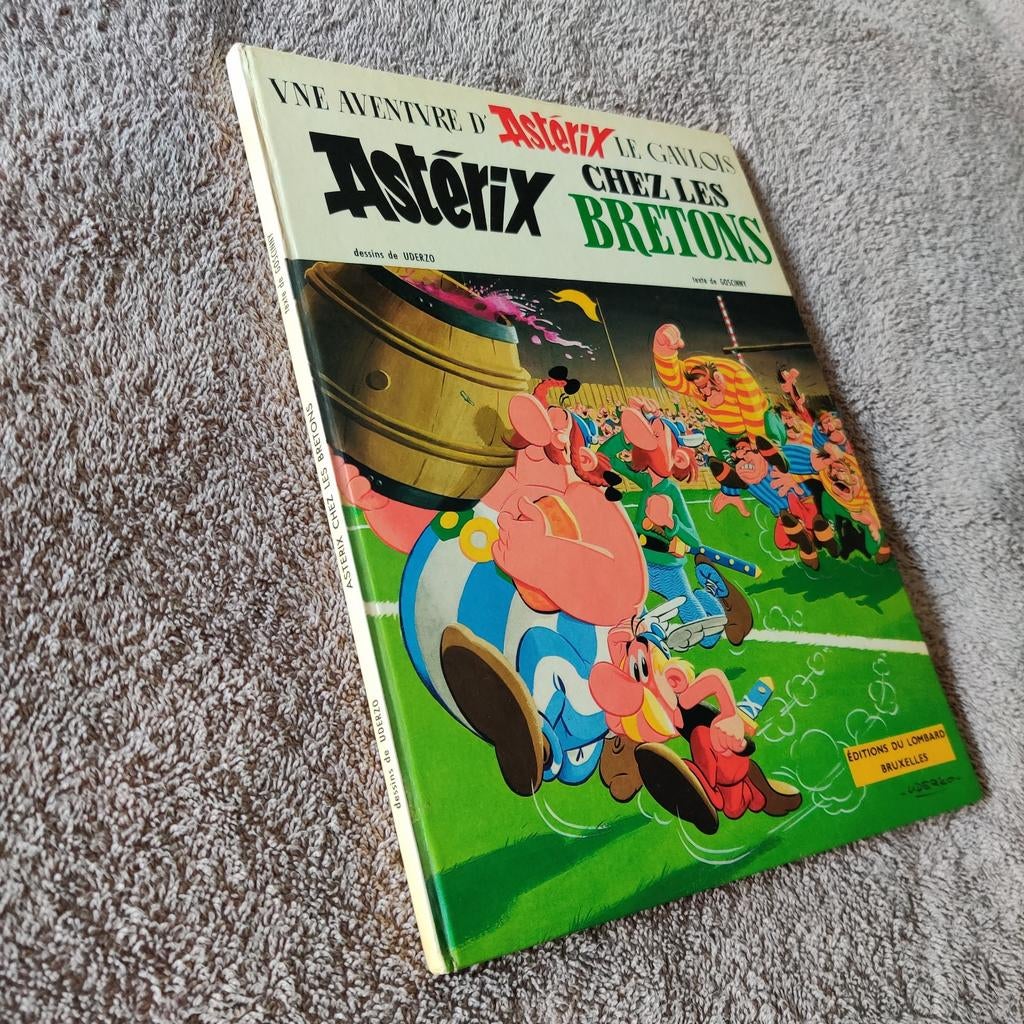 Asterix Chez les Bretons - Verkleuring en vlekjes, Boeken, Eén stripboek, Ophalen of Verzenden, Gelezen, René Goscinny, Albert Uderzo