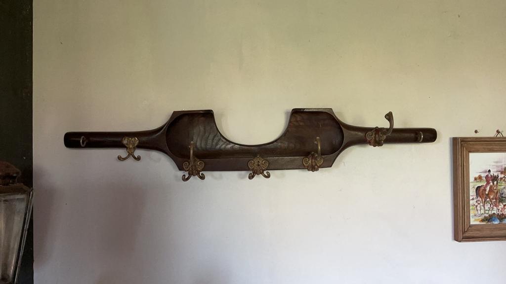 Oud juk , als kapstok, Ophalen