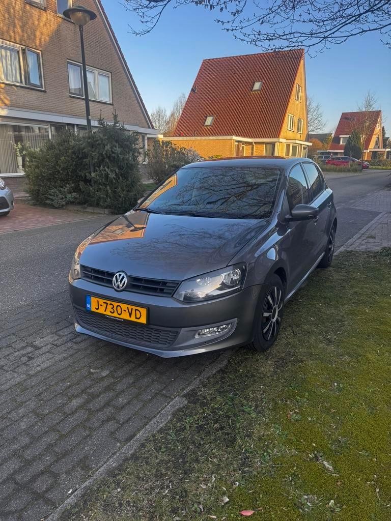 Volkswagen Polo 1.2 51KW 2010 Grijs, Auto's, Voorwielaandrijving, 967 kg, 40 €/maand, 1198 cc