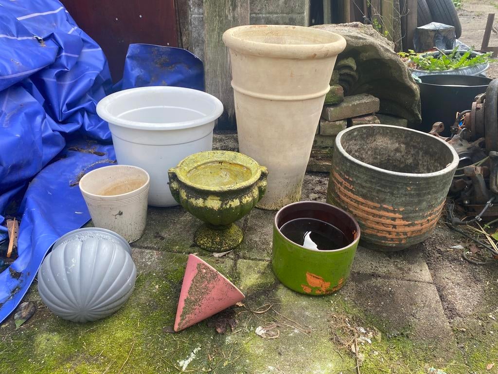 Gratis bloempotten en tuinbeelden, Tuin en Terras, Bloempotten, Ophalen, Rond, Zo goed als nieuw, Aardewerk