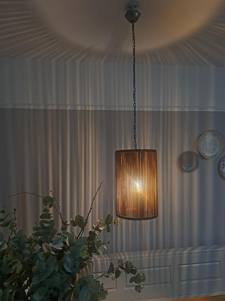 Leren brocante hanglamp, Huis en Inrichting, Lampen | Hanglampen, Zo goed als nieuw, 50 tot 75 cm, Overige materialen, Ophalen of Verzenden