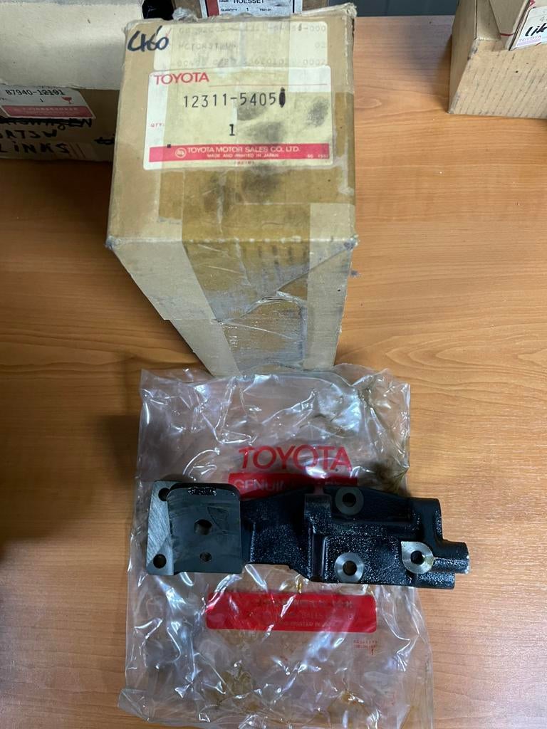 Toyota cressida lx60 steun nieuw 12311-54050, Ophalen of Verzenden, Nieuw, Toyota