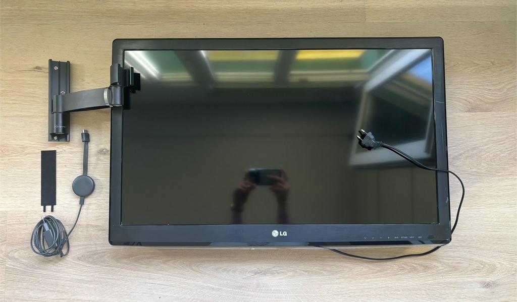 32inch lg tv met draaibeugel en Chrome cast, Ophalen, Zo goed als nieuw, 50 Hz, LG