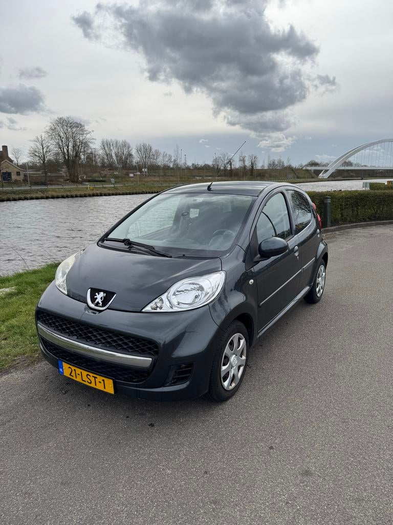Peugeot 107 1.0 12V 5DR 2010 Grijs 1e eigenaar, Voorwielaandrijving, 4 stoelen, 68 pk, Origineel Nederlands