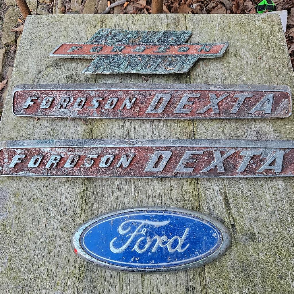 Fordson Dexta Power Major en Ford embleem 4 stuks oud, Ophalen of Verzenden, Gebruikt, Overige typen
