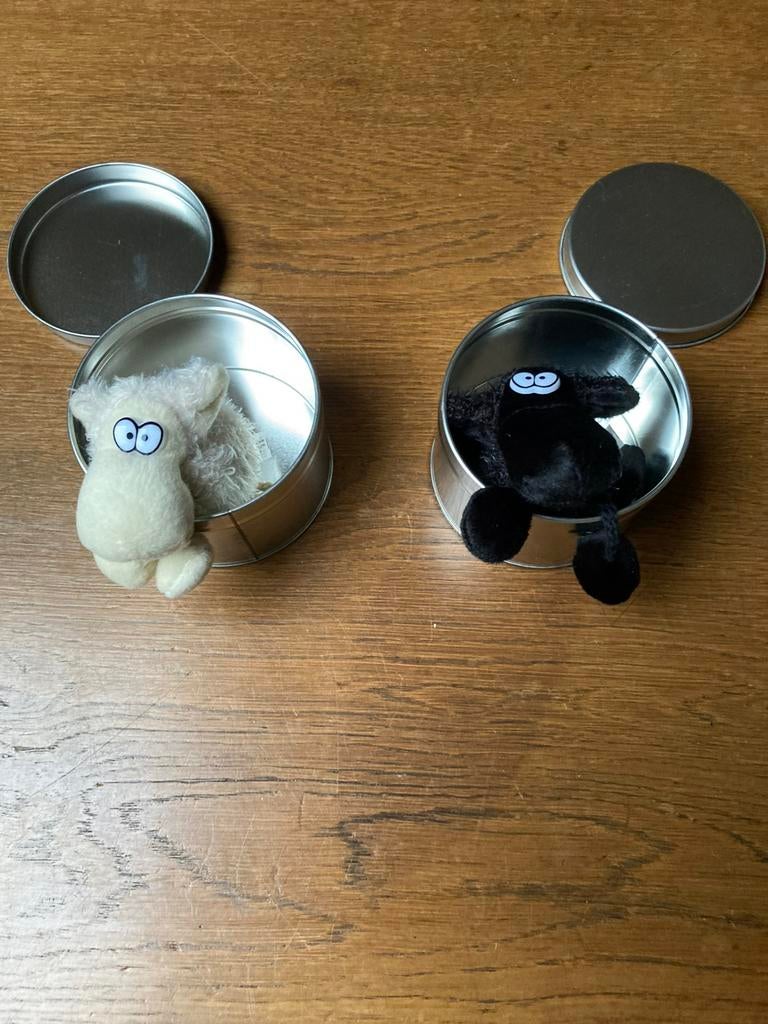 Knuffel schaapje in blikje (zwart en wit), Ophalen of Verzenden, Zo goed als nieuw, Overige typen