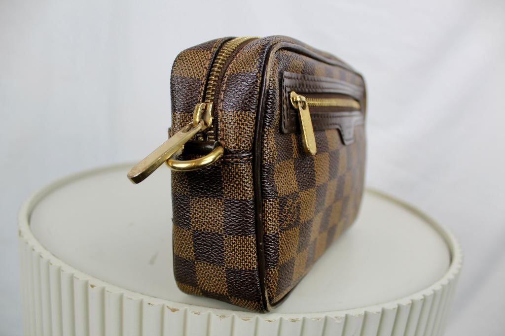 Louis Vuitton Damier Pochette Macau - 1023, Sieraden, Tassen en Uiterlijk, Tassen | Damestassen, Gebruikt, Bruin, Overige typen