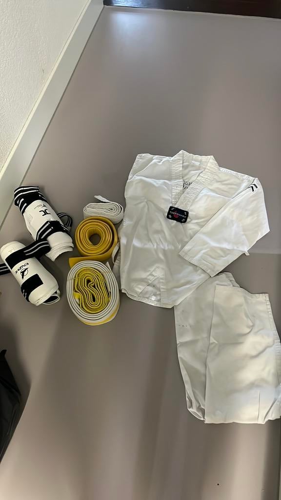 Taekwondo pak + scheen/ armbeschermers, Sport en Fitness, Vechtsporten en Zelfverdediging, Gebruikt, Taekwondo, Maat XS of kleiner