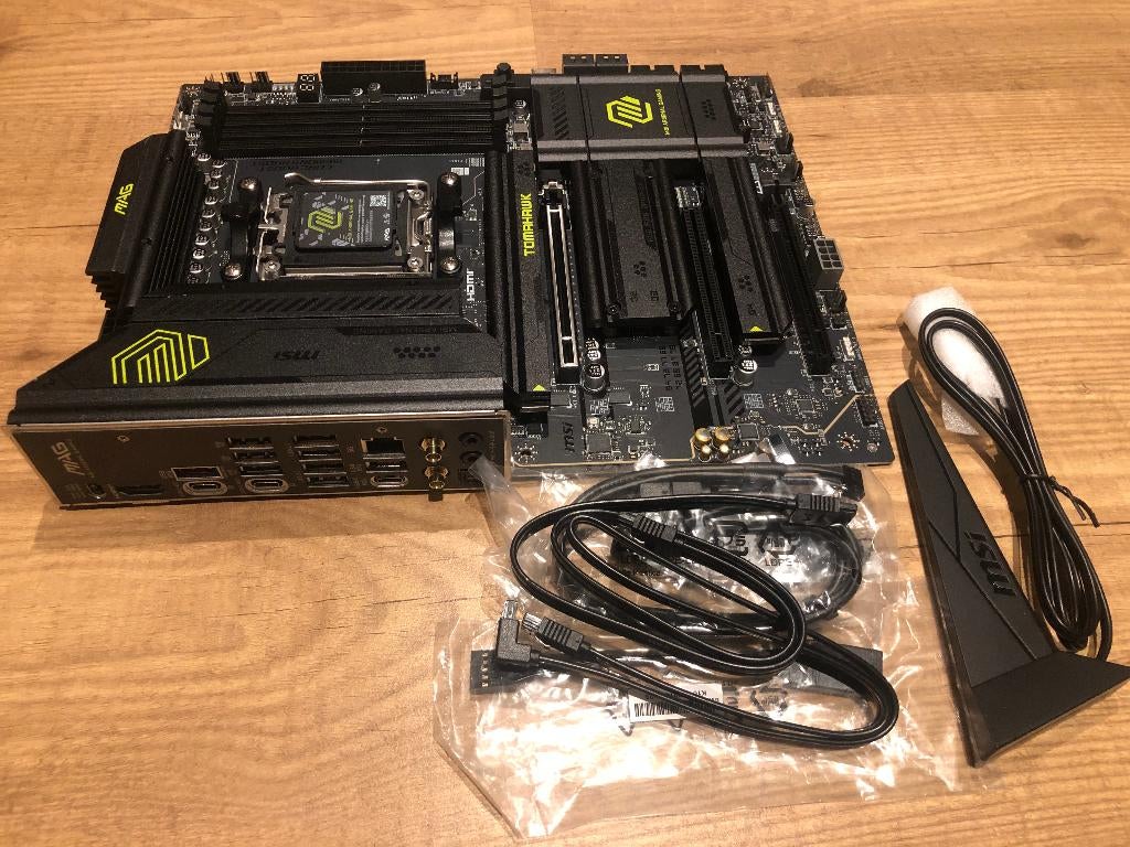 MAG X870 TOMAHAWK WIFI, Ophalen of Verzenden, Zo goed als nieuw, ATX, DDR5