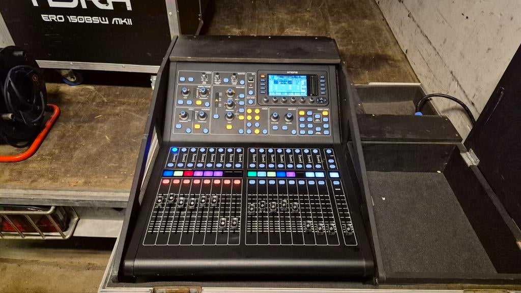 Midas M32R in Case, Muziek en Instrumenten, Mengpanelen, Ophalen, Gebruikt, 20 kanalen of meer, Microfooningang
