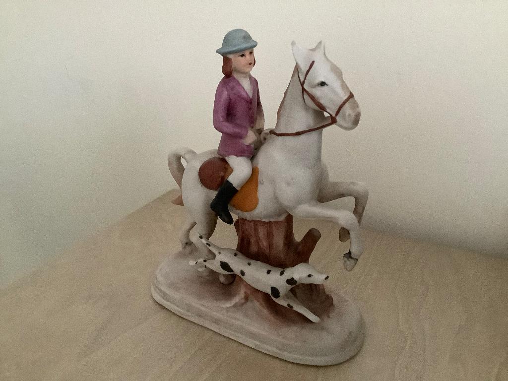 Beeldje, vrouw op paard met hond, 14 cm hoog, Ophalen of Verzenden, Gebruikt, Mens