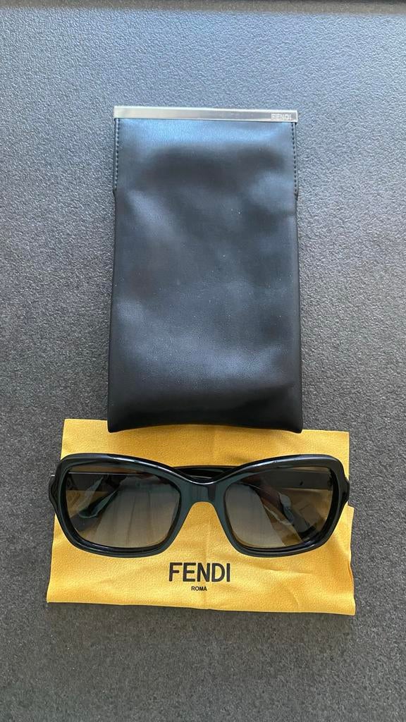 Fendi Zwarte Zonnebril - Krasvrij met Leuke Details, Overige merken, Zonnebril, Zwart, Ophalen of Verzenden
