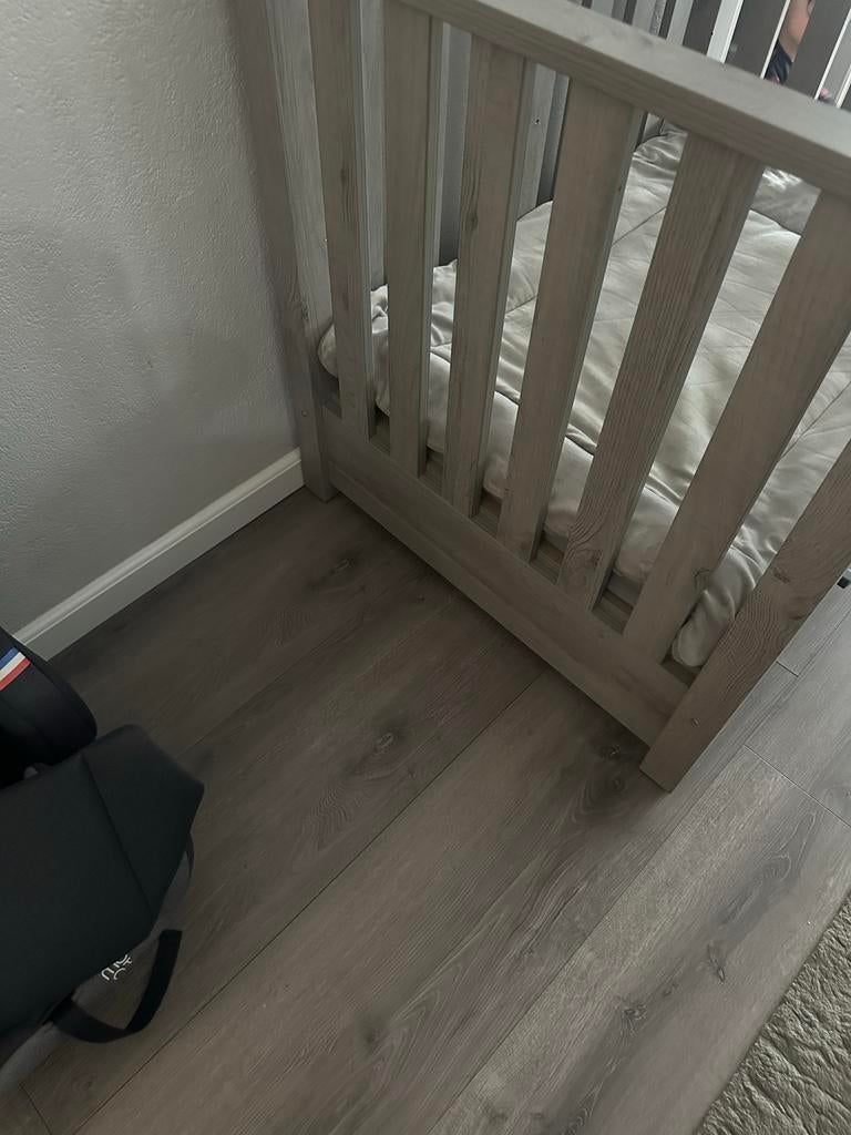Grijze houten box, Kinderen en Baby's, Boxen, Ophalen of Verzenden, Gebruikt, Vierkant, Boxkleed
