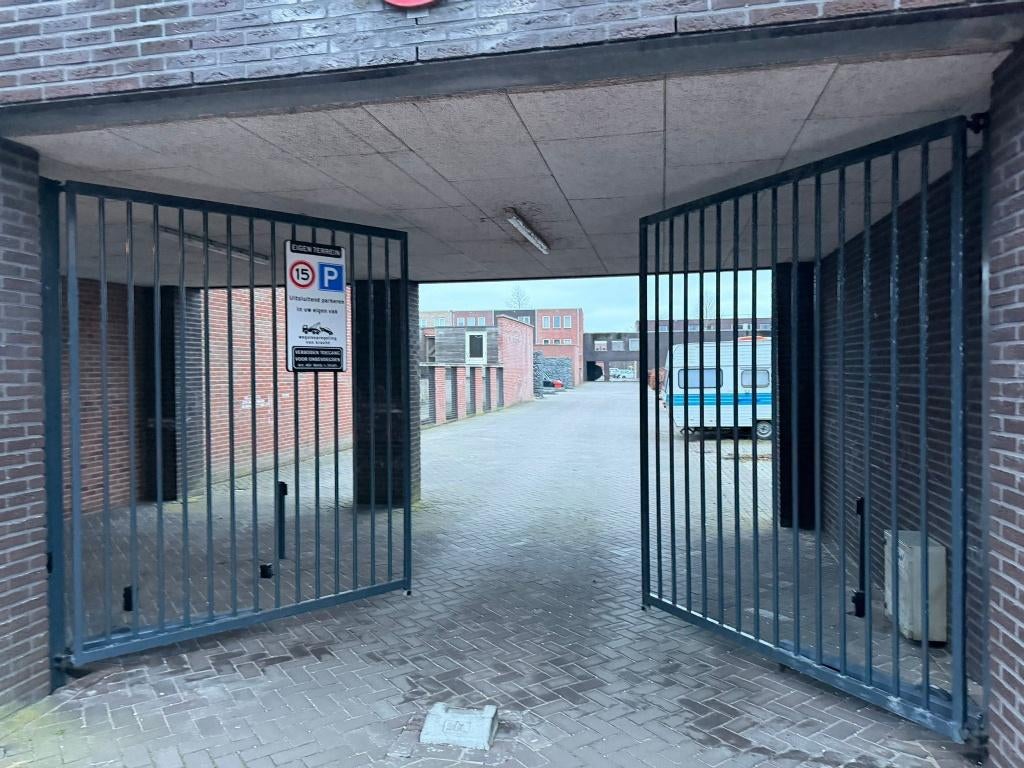 TE HUUR - Parkeeplaats Almere Poort - v.a. €100,- p.m., Huizen en Kamers, Garages en Parkeerplaatsen, Almere