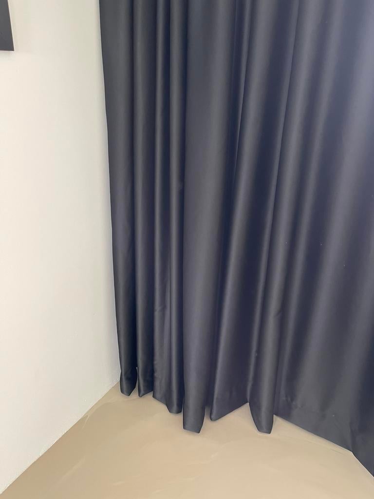 Zwarte satijn verduisterend gordijnen, Hotel Chick, Huis en Inrichting, Stoffering | Gordijnen en Lamellen, 200 cm of meer, Grijs