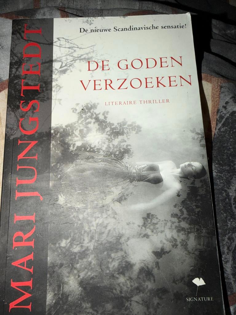 NK1.   Mari Jungstedt - De goden verzoeken, Scandinavië, Ophalen of Verzenden, Zo goed als nieuw, Mari Jungstedt
