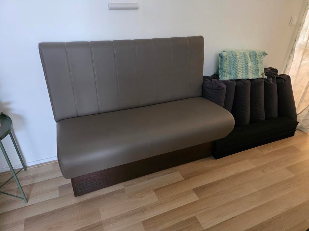 2 x Grijze bank met houten onderstel, Ophalen