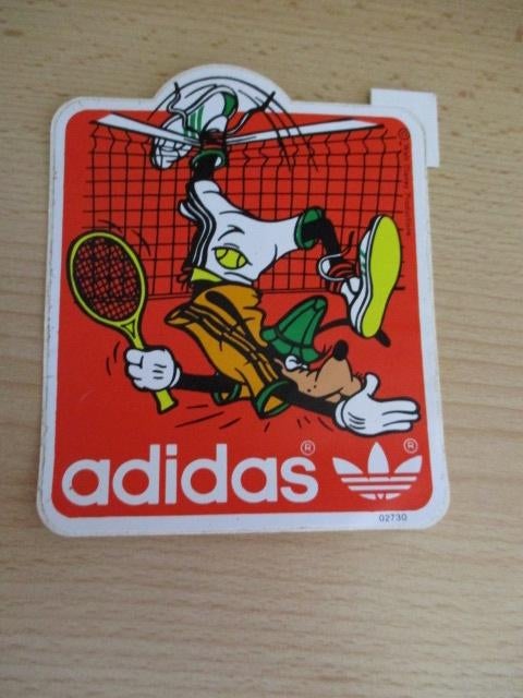 Disney Goofy sticker Adidas - tennissen 13x10,5cm, Ophalen of Verzenden, Goofy of Pluto, Nieuw, Beeldje of Figuurtje