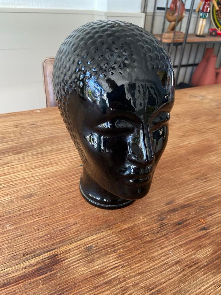 Zwart mannequinhoofd, Ophalen