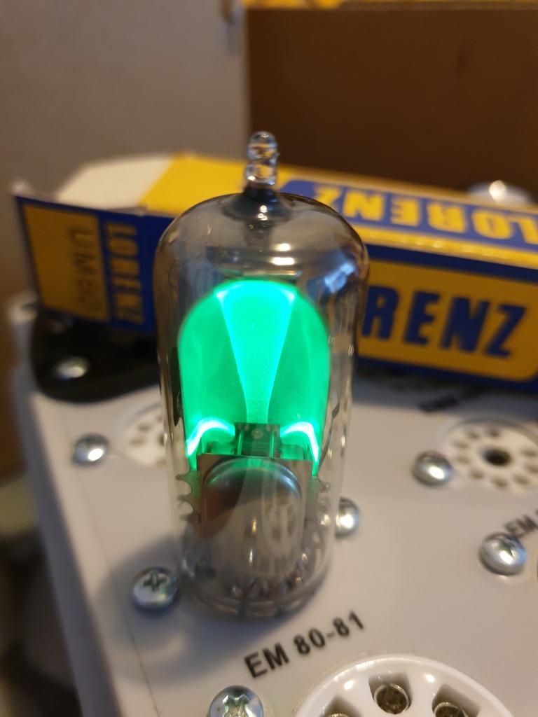 Doos met 45 x UM80 Lorenz afstemogen radiobuizen, Ophalen of Verzenden