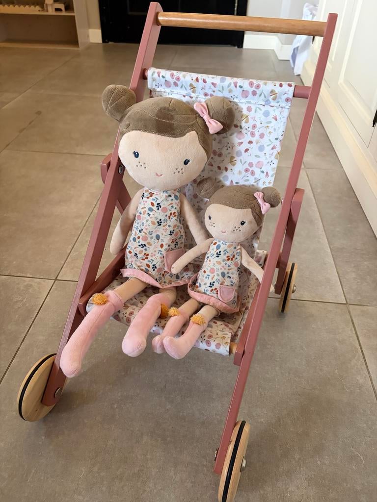 Houten poppenwagen met 2 Little Dutch poppen, Ophalen, Zo goed als nieuw, Babypop