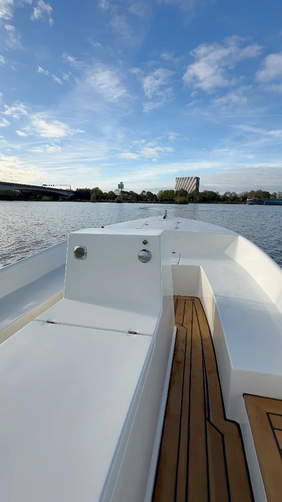 KMR 820 – 8.2m elektrische sloep | boegschroef + teak, Watersport en Boten, Sloepen, Ophalen, 10 tot 30 pk, 6 meter of meer, Elektrisch