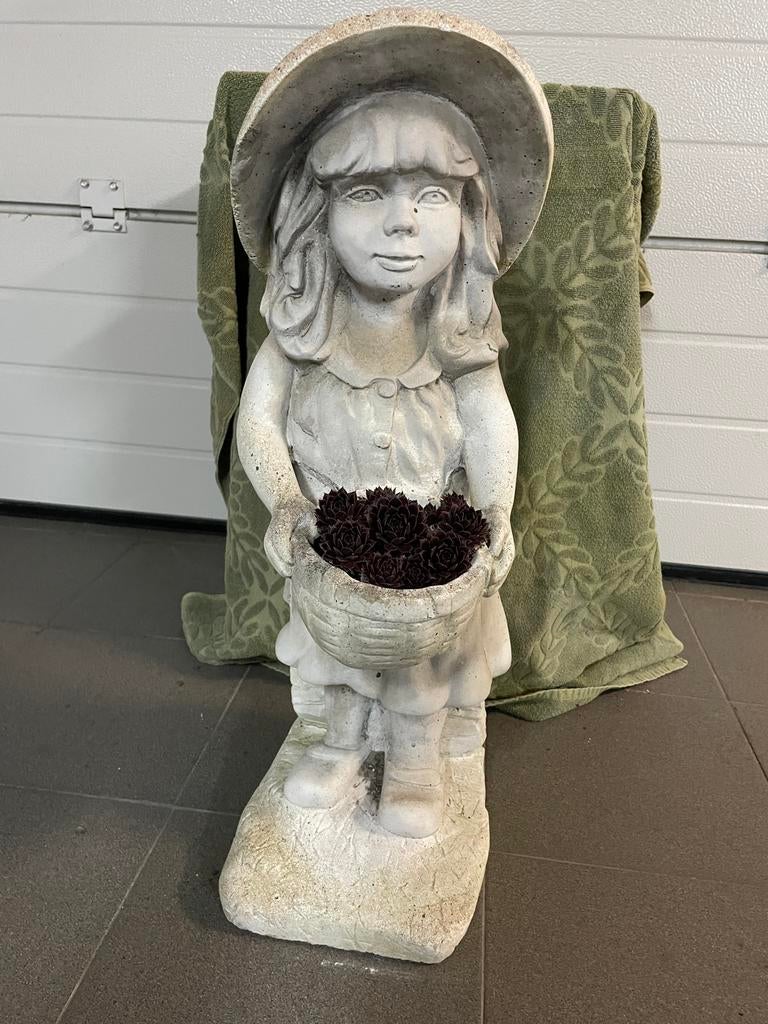 Fraai betonnen tuinbeeld meisje met mand. 68cm hoog, Ophalen, Gebruikt