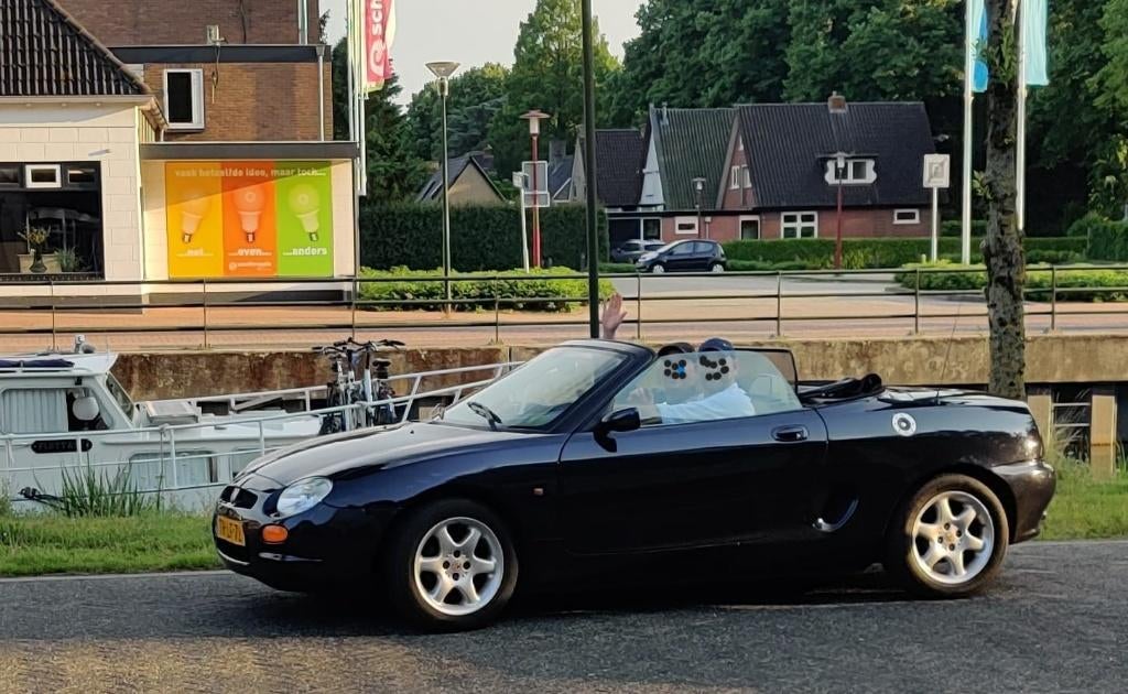 MG F cabrio apk tot oktober 2026, Auto's, MG, Achterwielaandrijving, Beige, 4 cilinders, Cabriolet