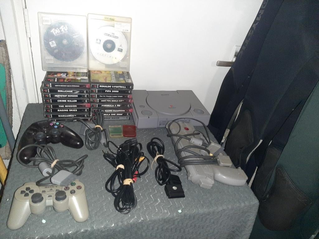 Playstation 1 met 2 controllers, 2x memory, 1x gun, 18x spel, Ophalen of Verzenden, Gebruikt, Met 2 controllers, Met games