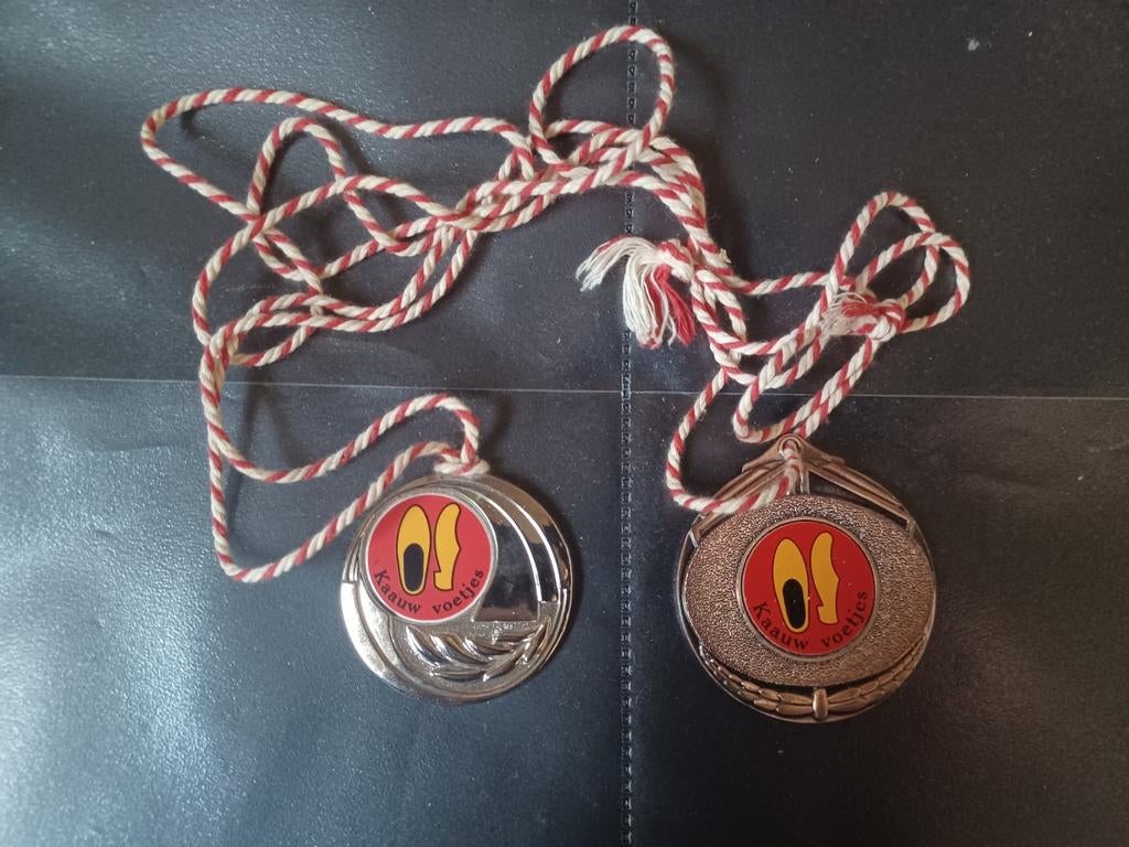 2x Carnavals medaille onderscheiding Kaauw Voetjes Lierop, Ophalen, Overige materialen, Nederland