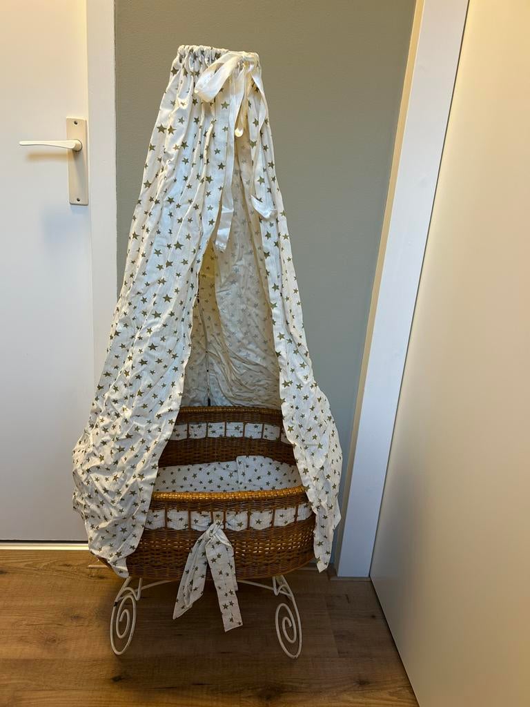 Rieten poppenwieg  met mooi onderstel en hemeltje uit 1970, Ophalen, Gebruikt
