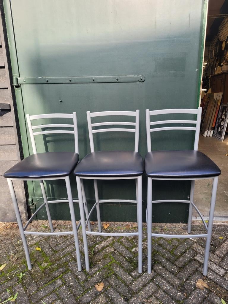 3 barkrukken,  metaal grijs met zwarte zitting, Ophalen