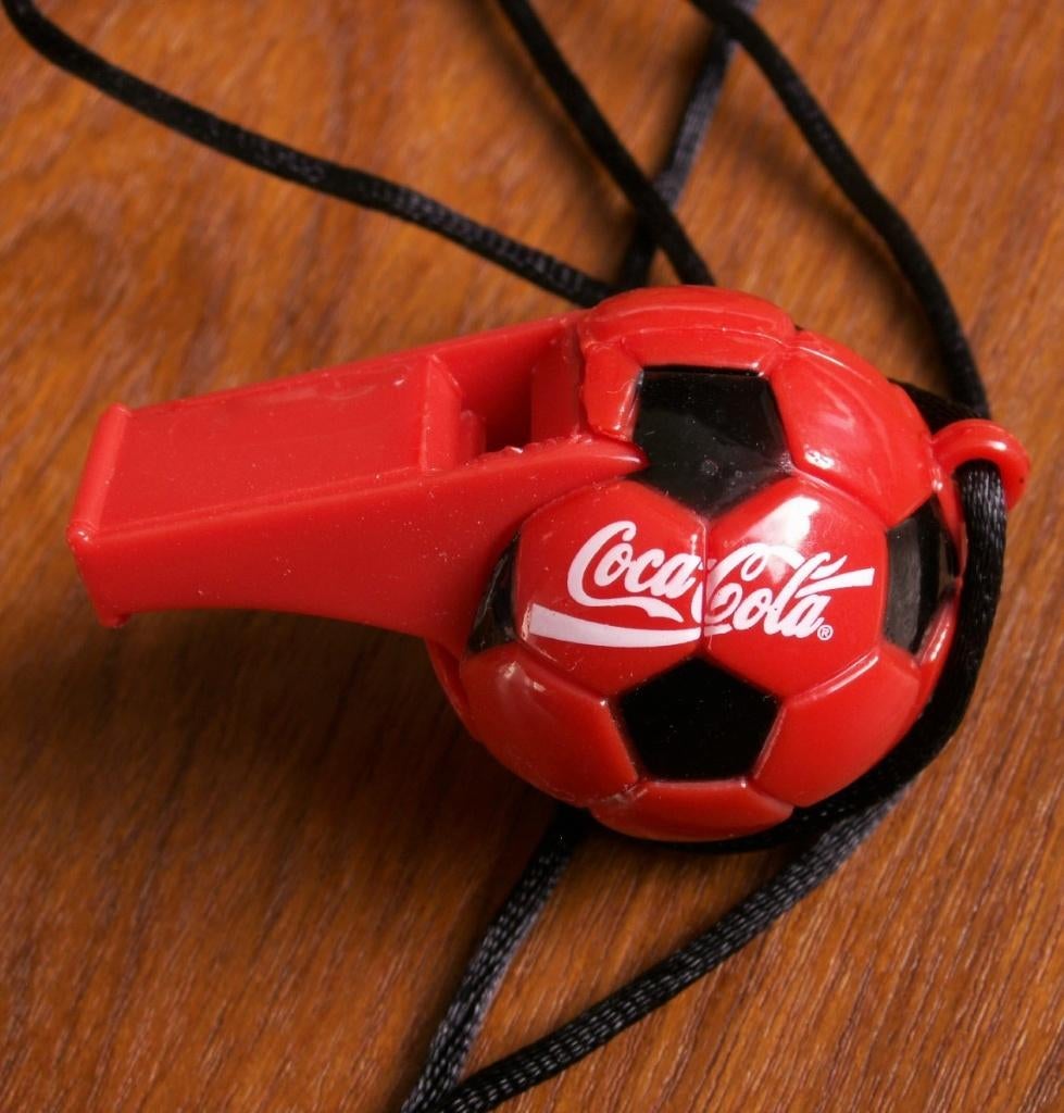 2 maal Coca Cola voetbal fluitje met tekst Coca-Cola, Ophalen of Verzenden, Nieuw, Gebruiksvoorwerp