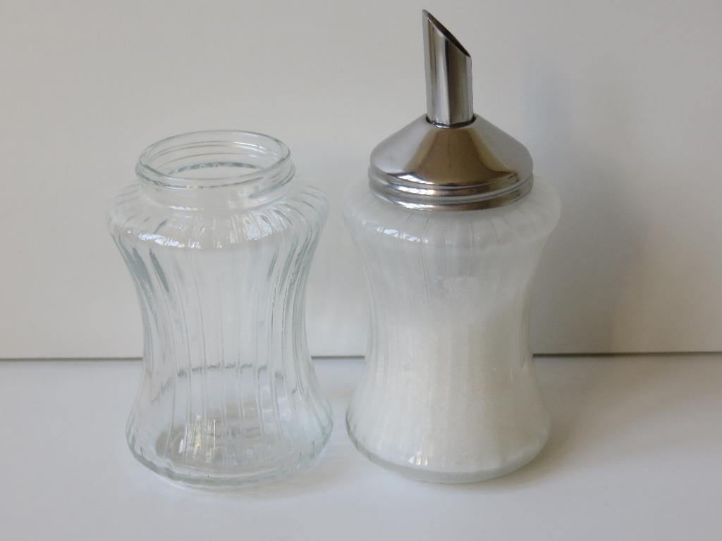 Vintage suikerstrooier van glas met metaal, Huis en Inrichting, Keuken | Keukenbenodigdheden, Ophalen of Verzenden, Zo goed als nieuw