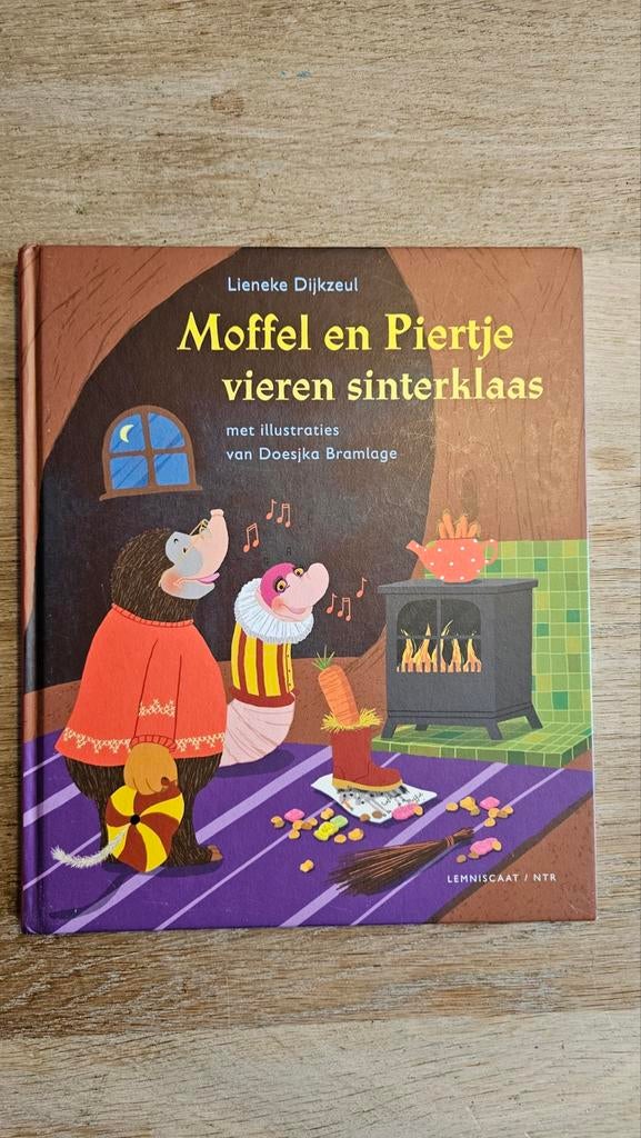 Moffel en Piertje vieren Sinterklaas EN vieren Kerst, Fictie algemeen, Lieneke Dijkzeul, Ophalen of Verzenden, Zo goed als nieuw