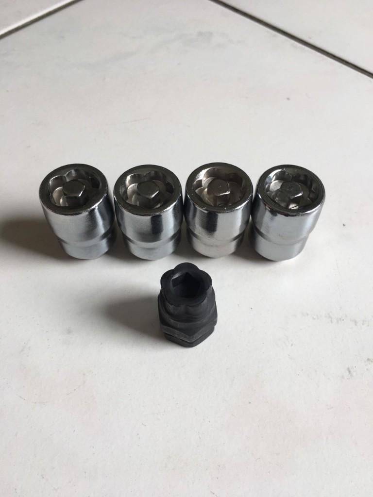 Te koop wiel moer sloten Dodge w200 d200 ramcharger b100, Ophalen of Verzenden