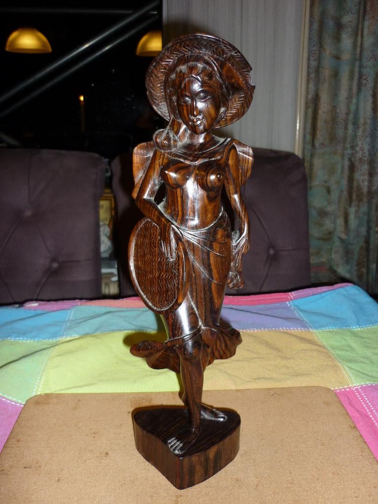 Oude Balinese vrouw met hoed en rijstzeef hoed stukje uit, Verzamelen, Beelden en Beeldjes, Ophalen of Verzenden, Zo goed als nieuw