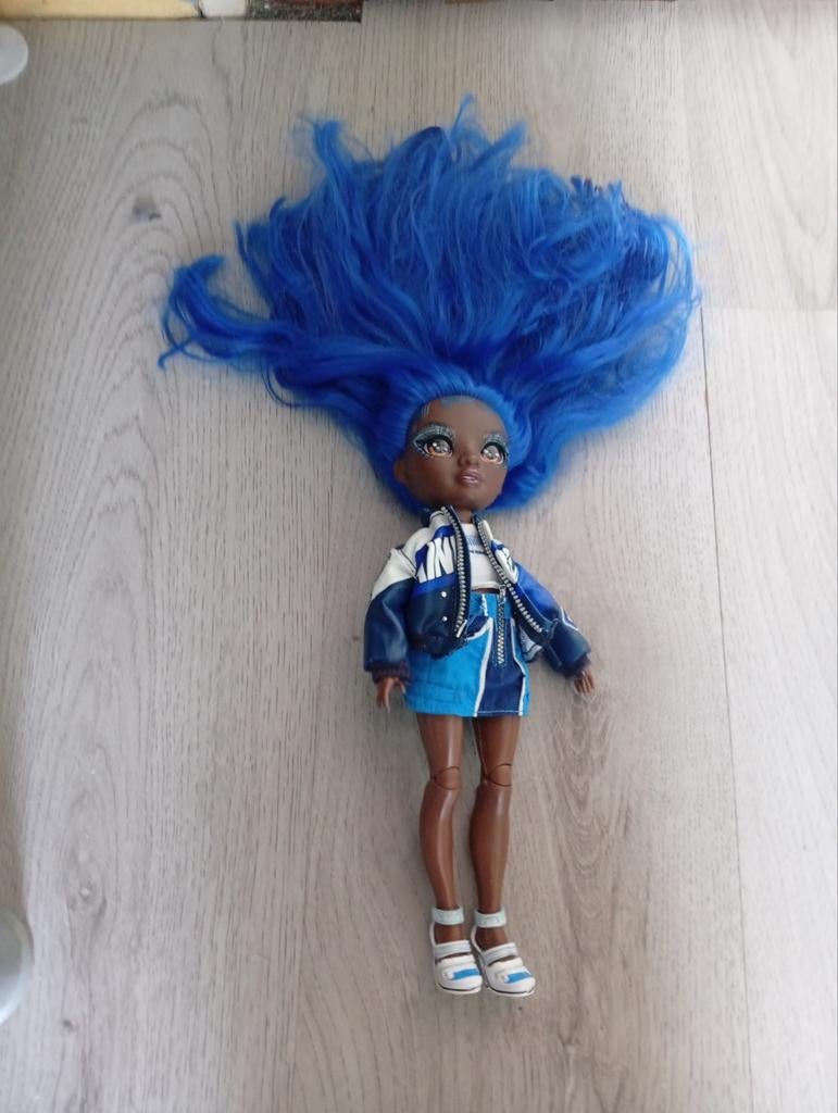 Rainbow High Pop met blauw haar, Kinderen en Baby's, Speelgoed | Poppen, Ophalen of Verzenden, Zo goed als nieuw, Overige typen