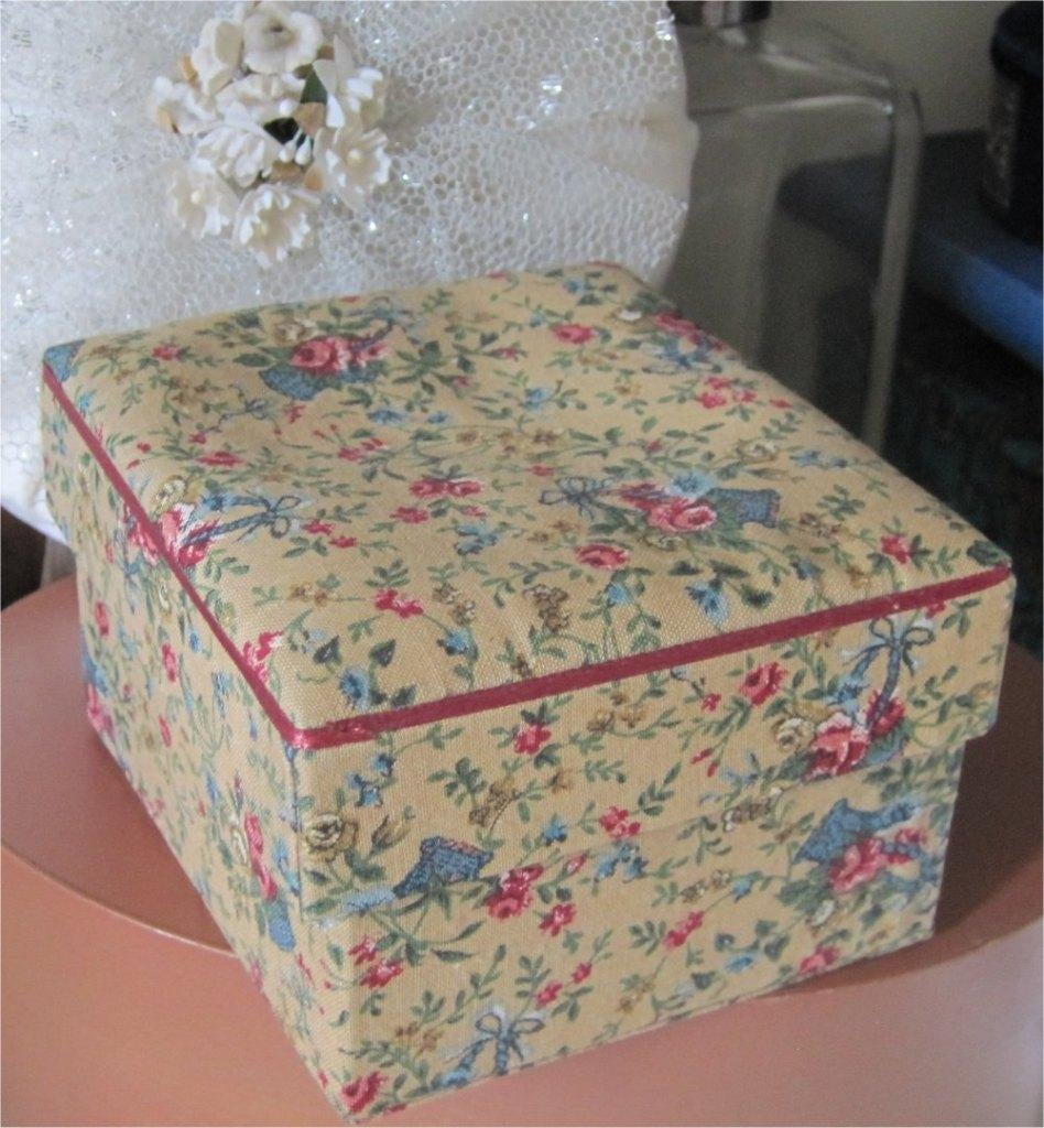 Antiek stoffen doosje, bezaaid met bloemen, Antiek en Kunst, Curiosa en Brocante, Ophalen of Verzenden